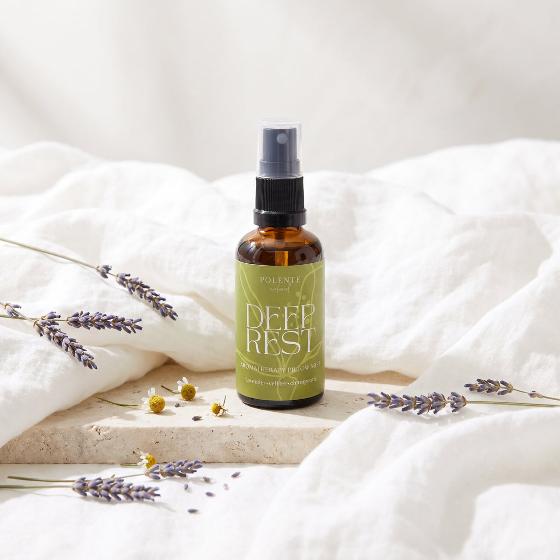 DEEP REST Aromaterapik Yastık ve Ortam Spreyi 50 ml — keten örtü ve lavantayla uyku ritüeli konsept görseli