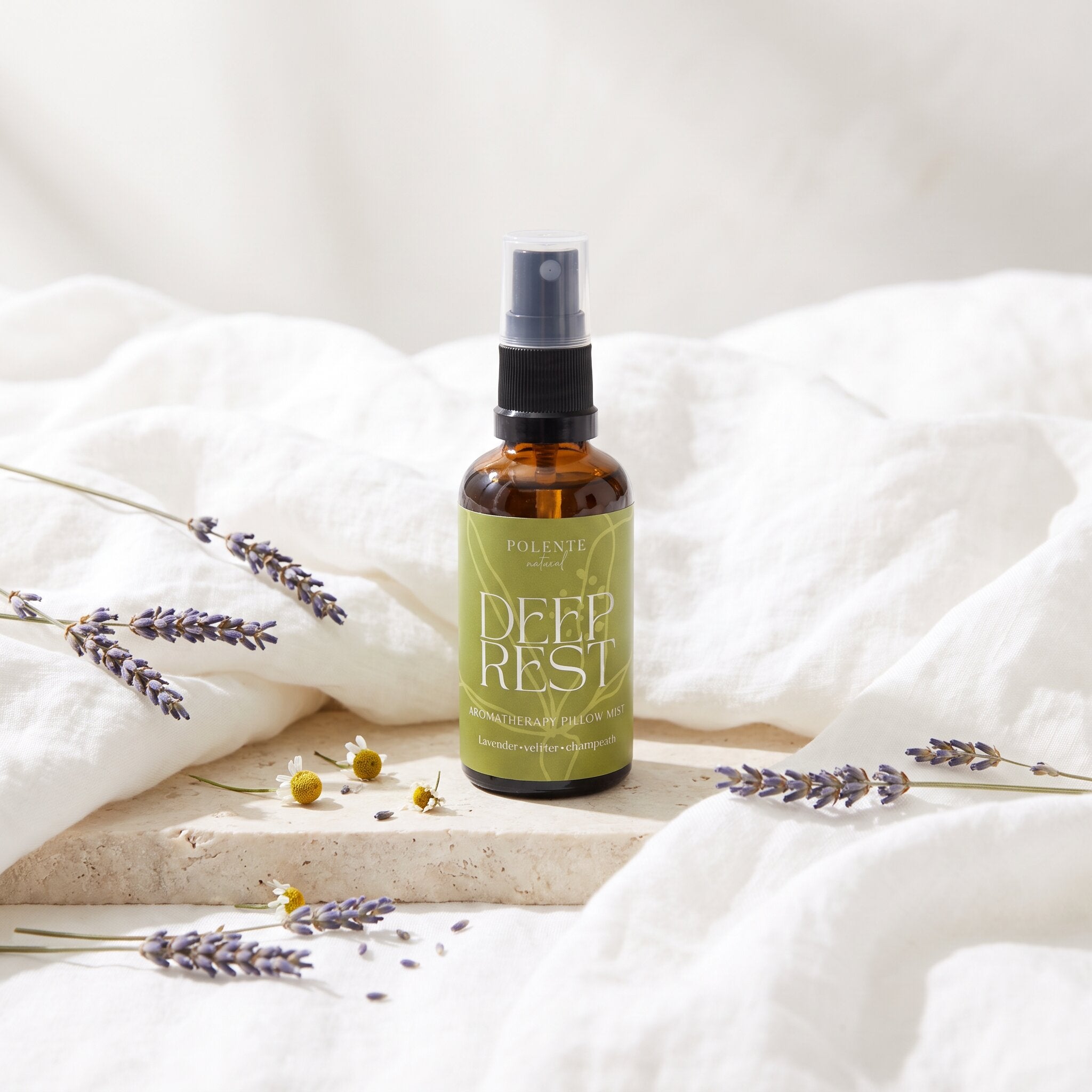 DEEP REST Aromaterapik Yastık ve Ortam Spreyi 50 ml — keten örtü ve lavantayla uyku ritüeli konsept görseli