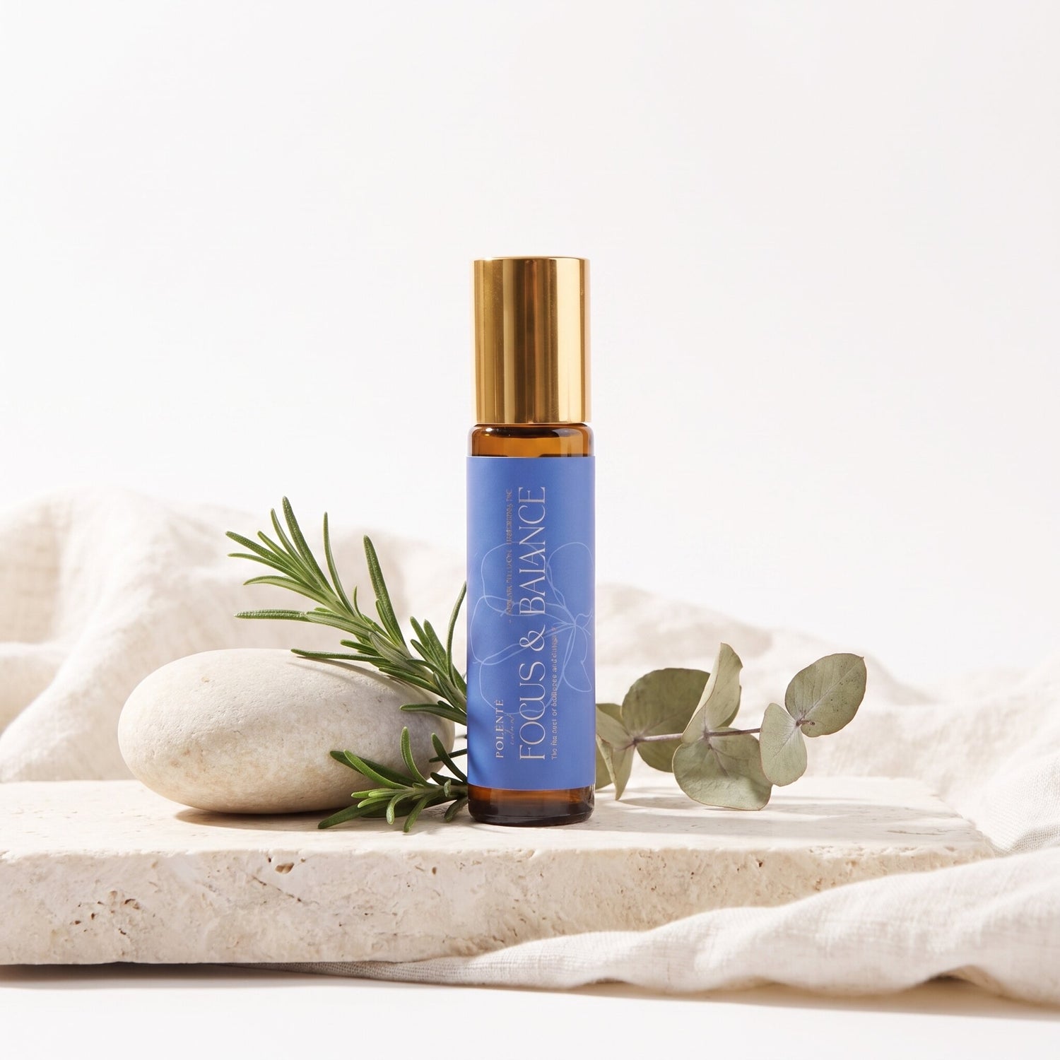 FOCUS &amp; BALANCE Aromaterapik Masaj Yağı 10 ml — biberiye, okaliptus ve doğal taşla odak ritüeli konsept görseli