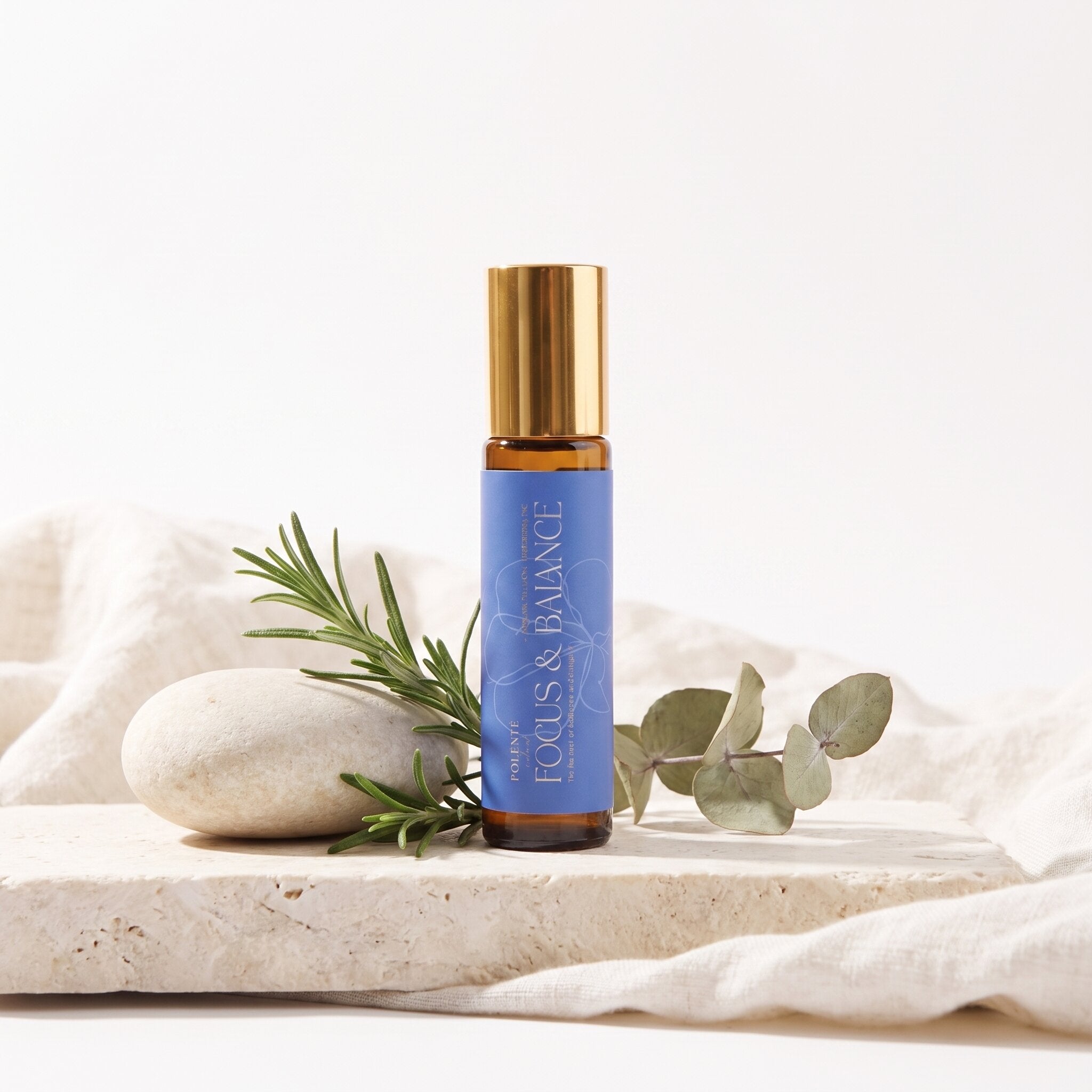 FOCUS &amp; BALANCE Aromaterapik Masaj Yağı 10 ml — biberiye, okaliptus ve doğal taşla odak ritüeli konsept görseli