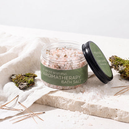 FOREST BATHING Aromaterapik Banyo Tuzu 250 ml — banyo tuzu ve çam iğneleriyle detoks ritüeli konsept görseli