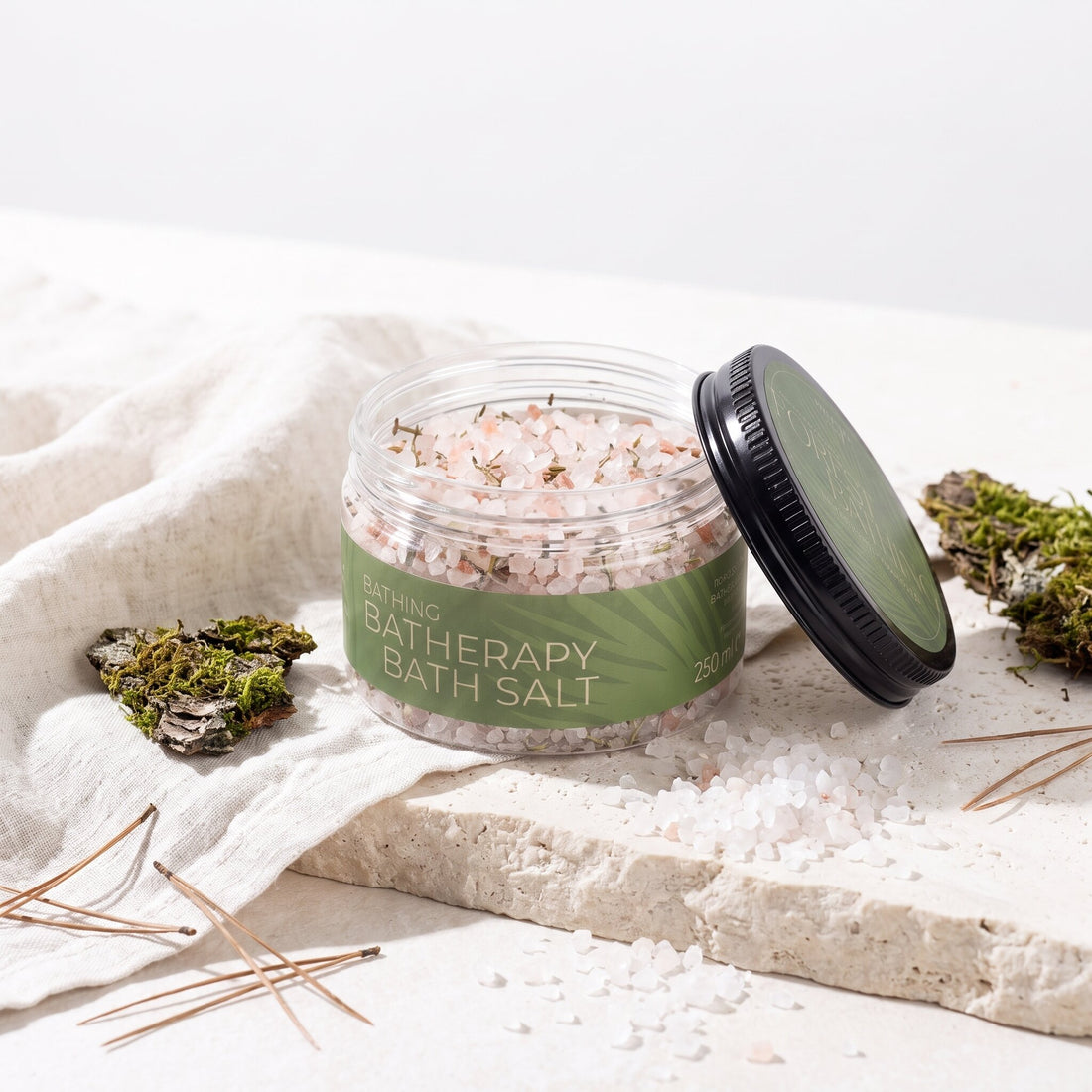 FOREST BATHING Aromaterapik Banyo Tuzu 250 ml — banyo tuzu ve çam iğneleriyle detoks ritüeli konsept görseli