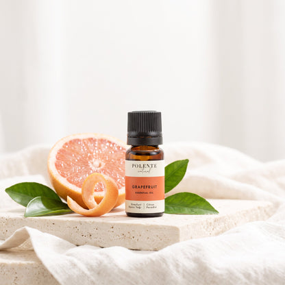 Greyfurt Uçucu Yağı 10 ml — greyfurt meyvesi ve kabuğuyla botanik konsept görseli