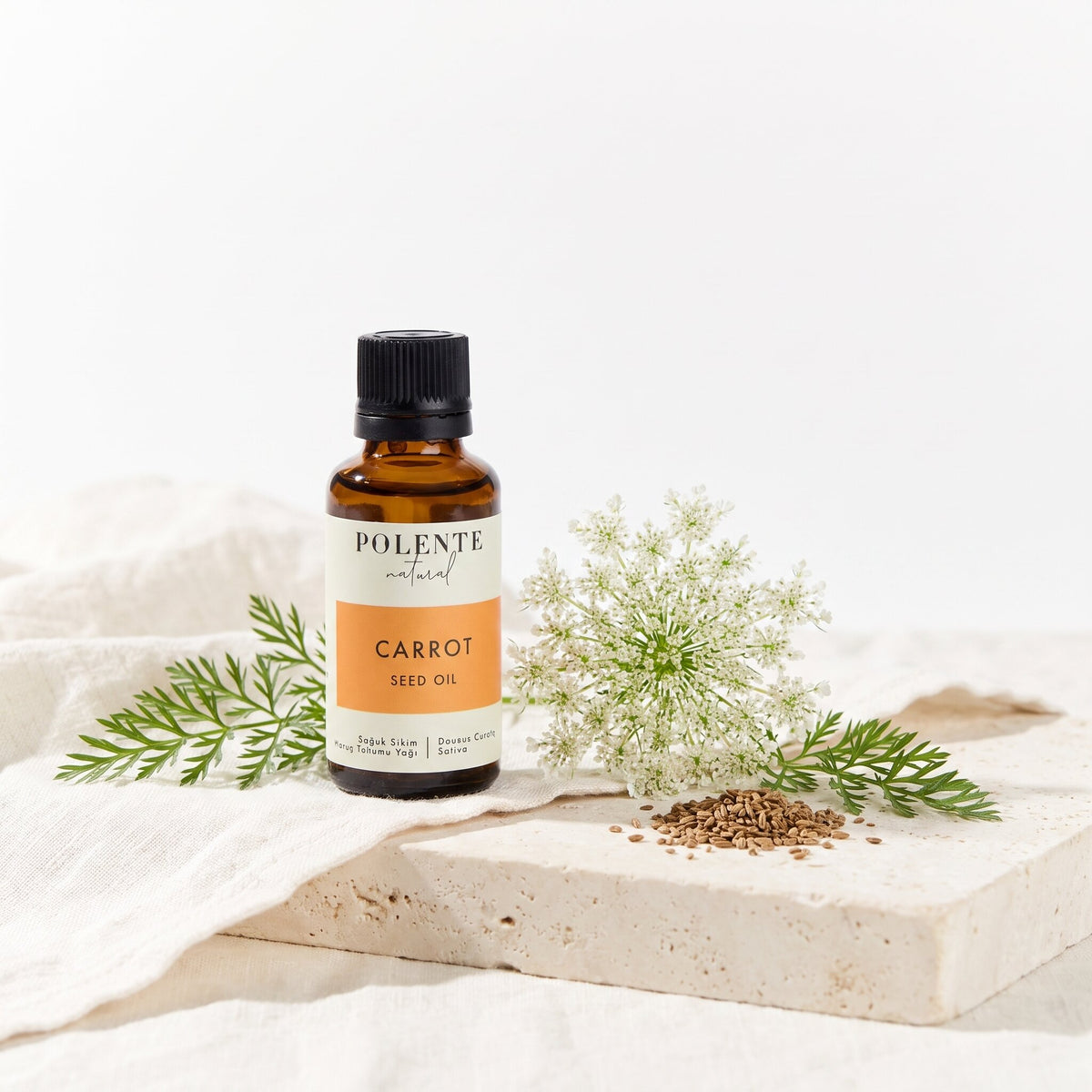 Havuç Tohumu Yağı Soğuk Sıkım 30 ml — havuç tohumu ve çiçeğiyle botanik konsept görseli