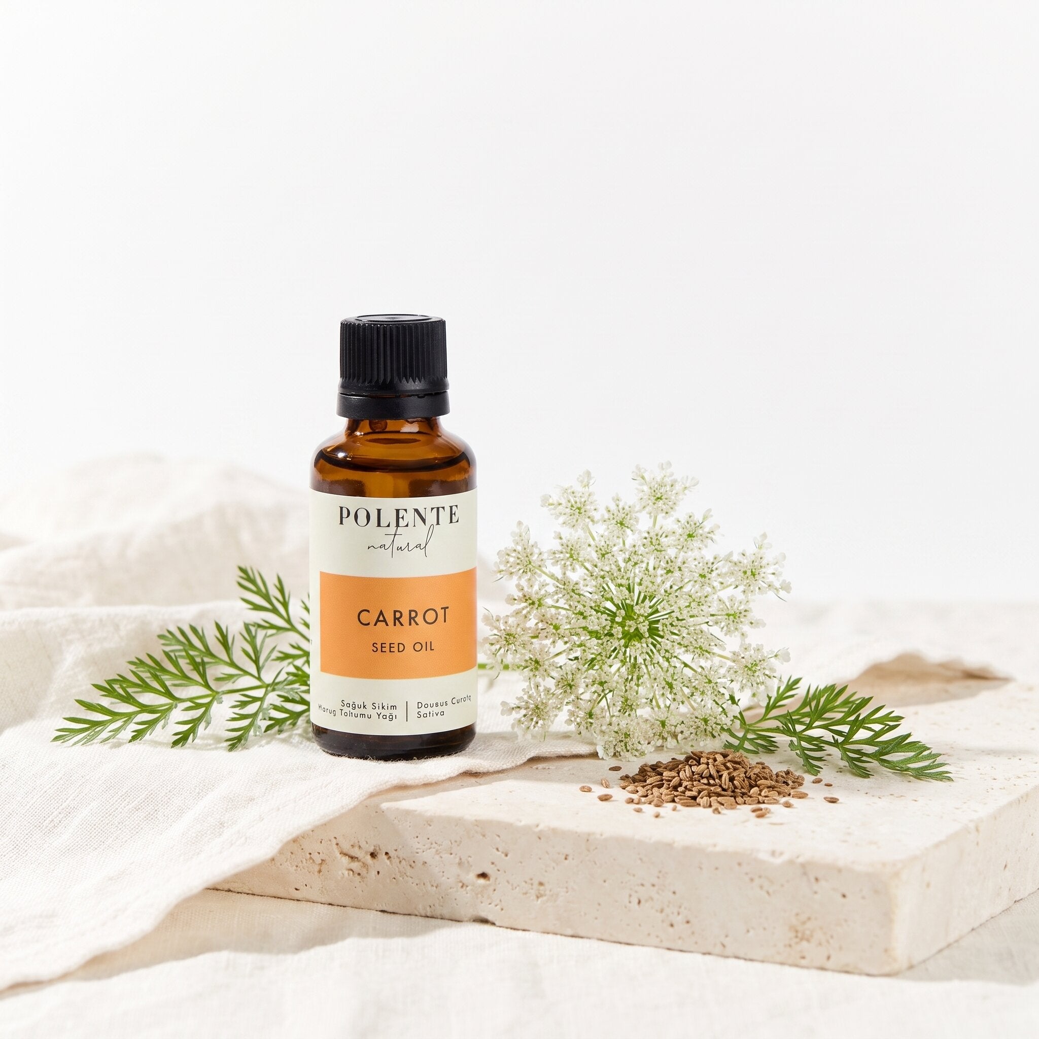 Havuç Tohumu Yağı Soğuk Sıkım 30 ml — havuç tohumu ve çiçeğiyle botanik konsept görseli