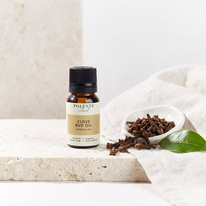 Karanfil Uçucu Yağı 10 ml — kurutulmuş karanfil tomurcuklarıyla botanik konsept görseli
