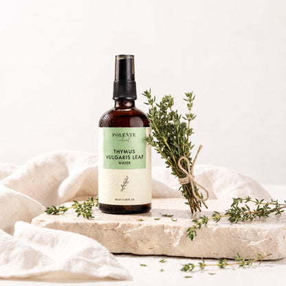 Kekik Suyu Hidrosol 100 ml — taze kekik demeti ve su buğusuyla botanik konsept görseli