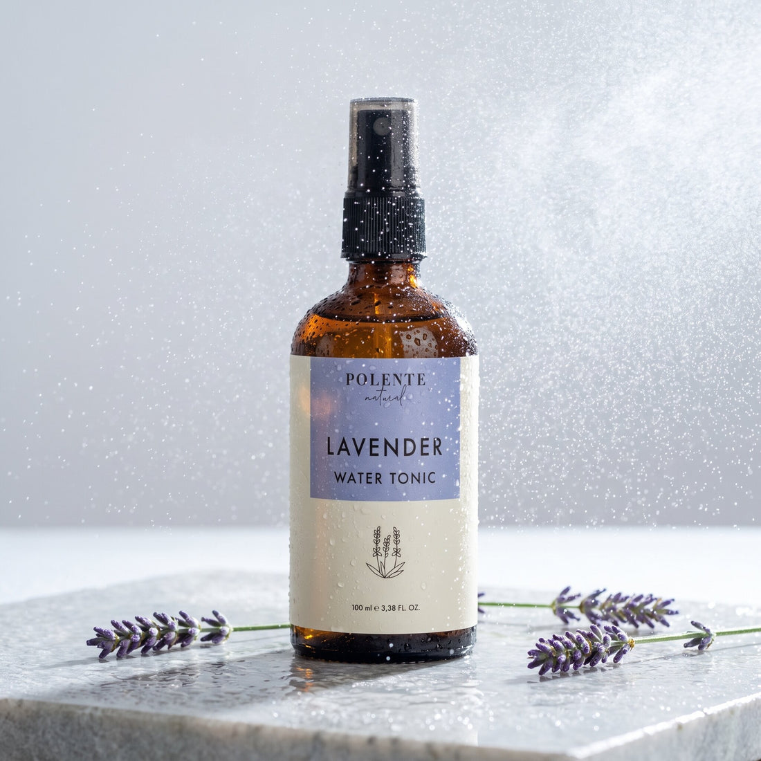 Lavanta Suyu %100 Saf Hidrosol 100 ml — ıslak taş üzerinde ince su buğusu ve lavanta dallarıyla ferah konsept görseli