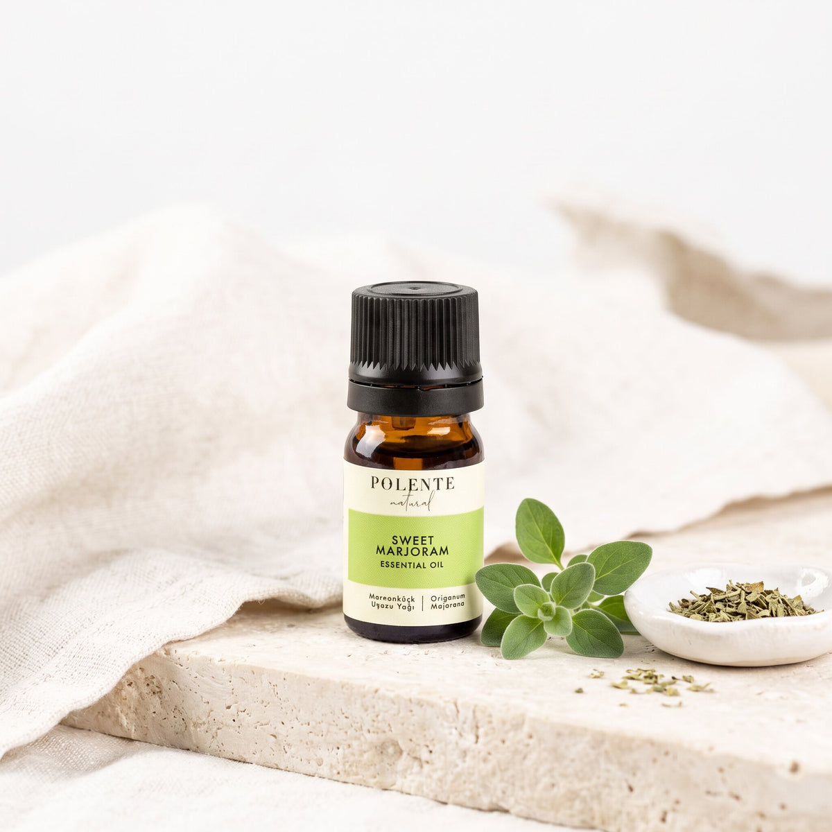 Mercanköşk Uçucu Yağı 5 ml — mercanköşk dalları ve yapraklarıyla botanik konsept görseli