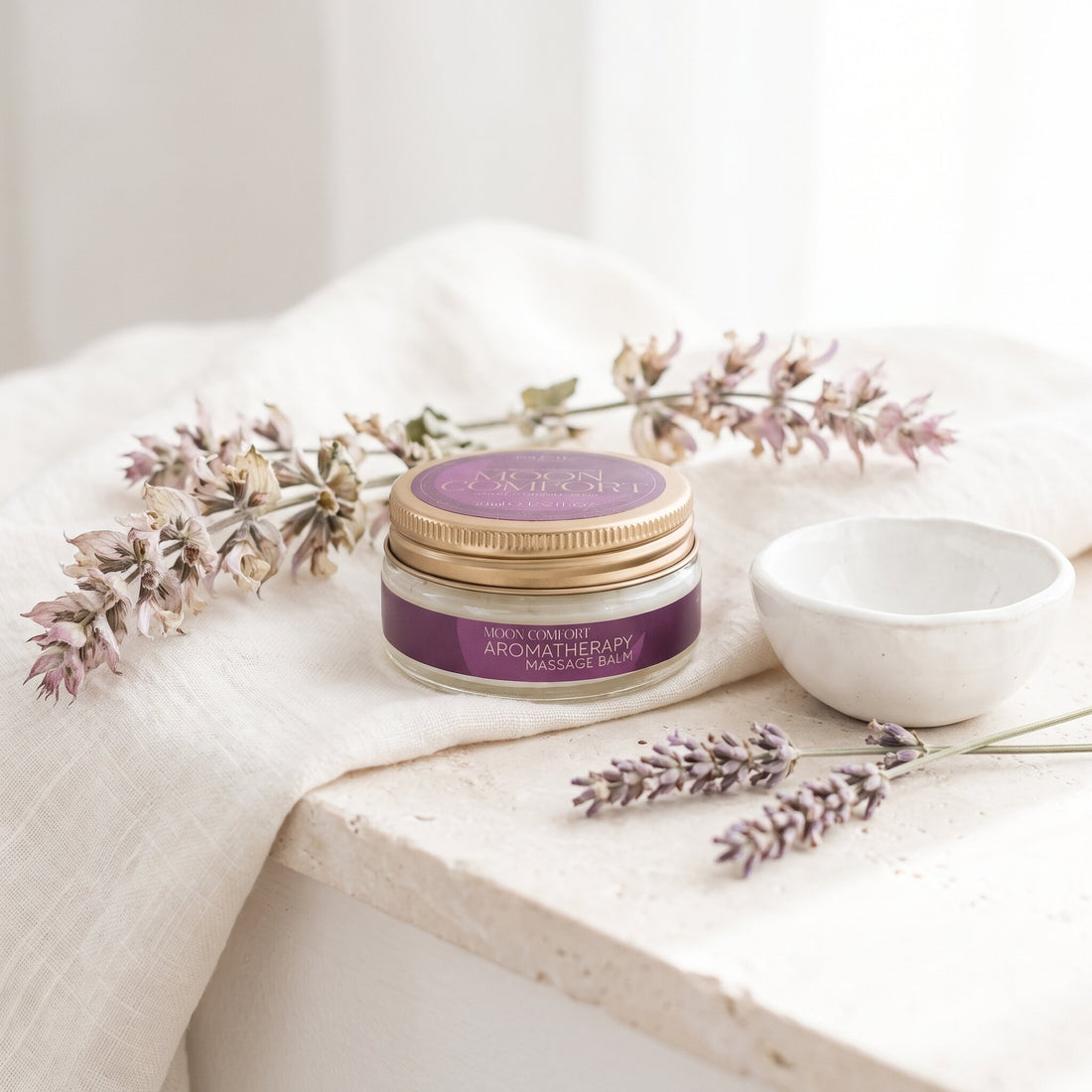 MOON COMFORT Aromaterapik Katı Vücut Masaj Yağı 50 ml — keten örtü ve kurutulmuş bitkilerle rahatlama ritüeli konsept görseli