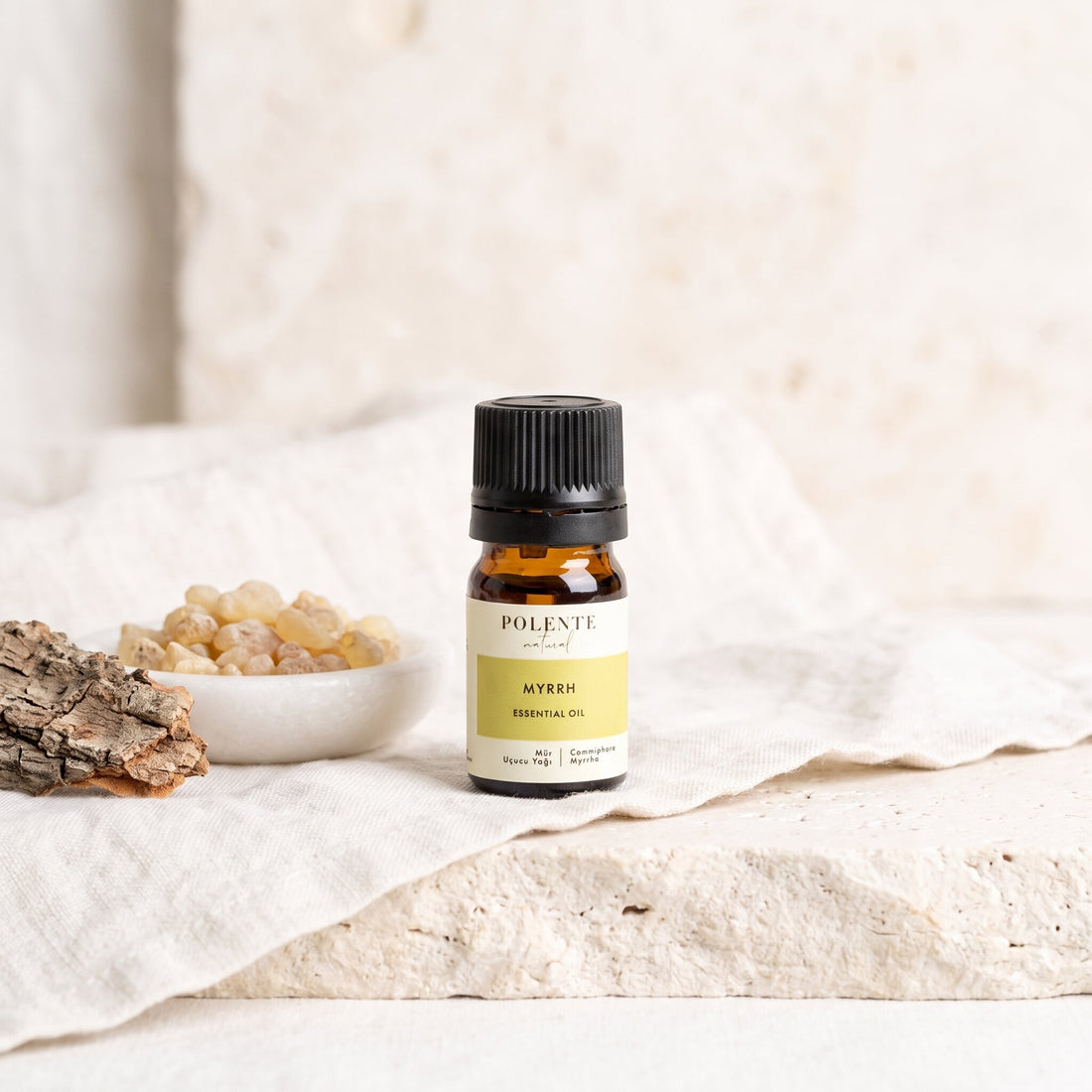 Mür Uçucu Yağı 5 ml — mür reçinesi ve ağaç kabuğuyla botanik konsept görseli