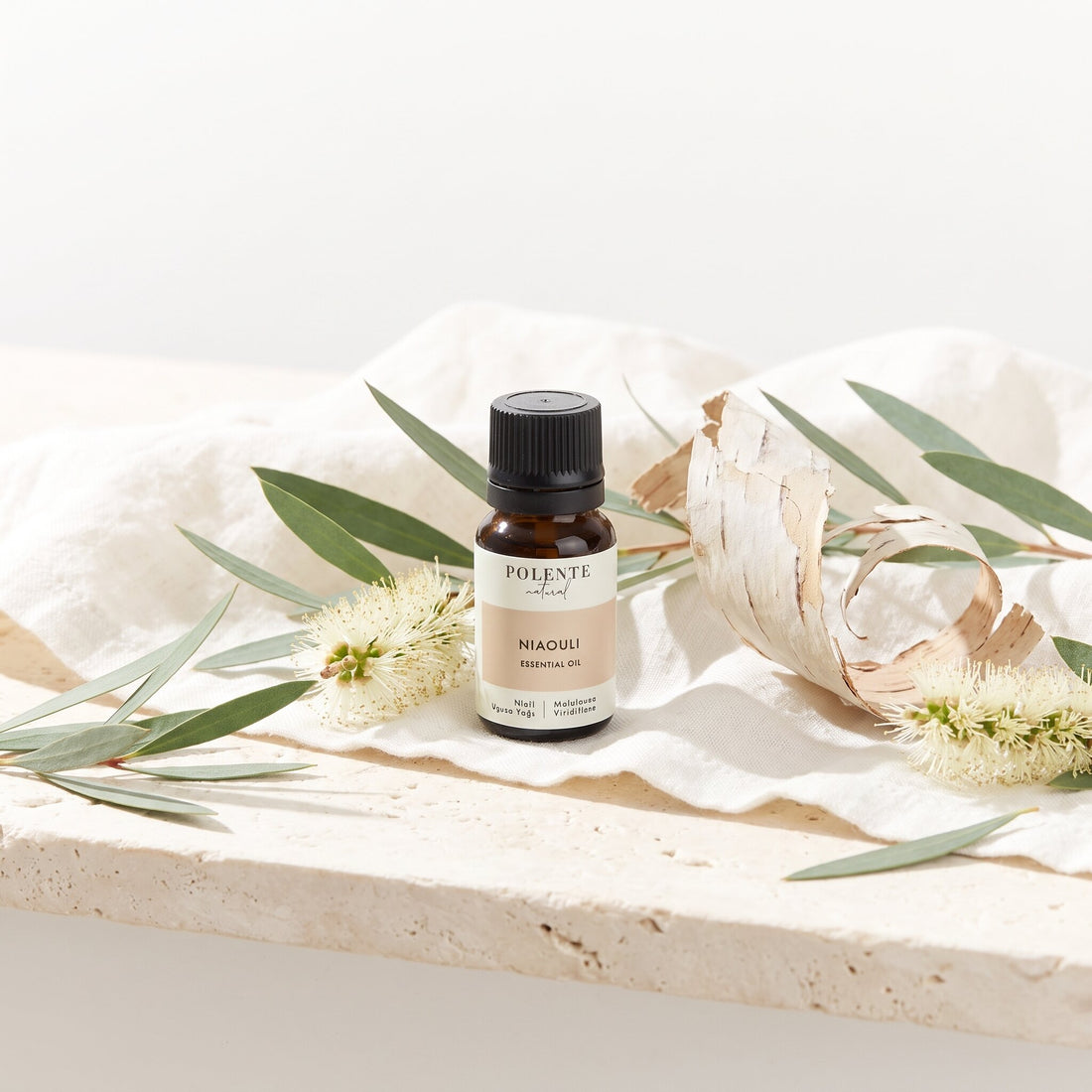 Nioli Uçucu Yağı 10 ml — niaouli yaprakları ve ağaç kabuğuyla botanik konsept görseli