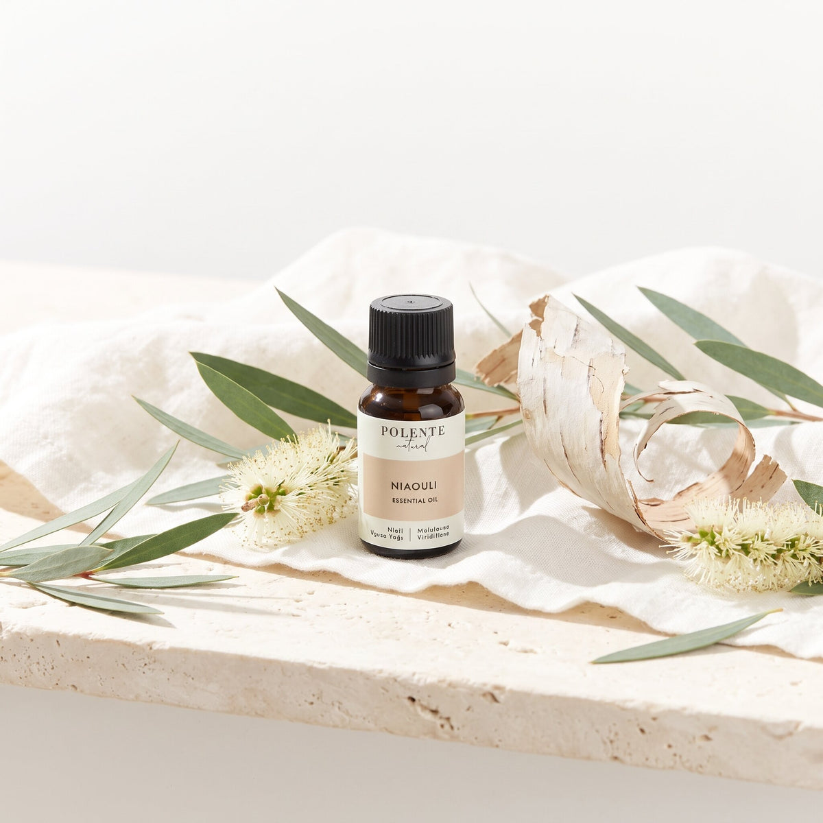 Nioli Uçucu Yağı 10 ml — niaouli yaprakları ve ağaç kabuğuyla botanik konsept görseli