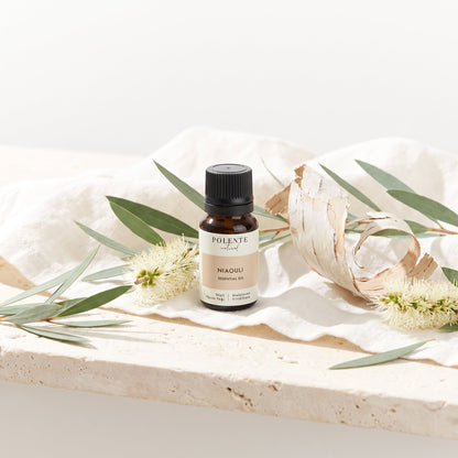 Nioli Uçucu Yağı 10 ml — niaouli yaprakları ve ağaç kabuğuyla botanik konsept görseli