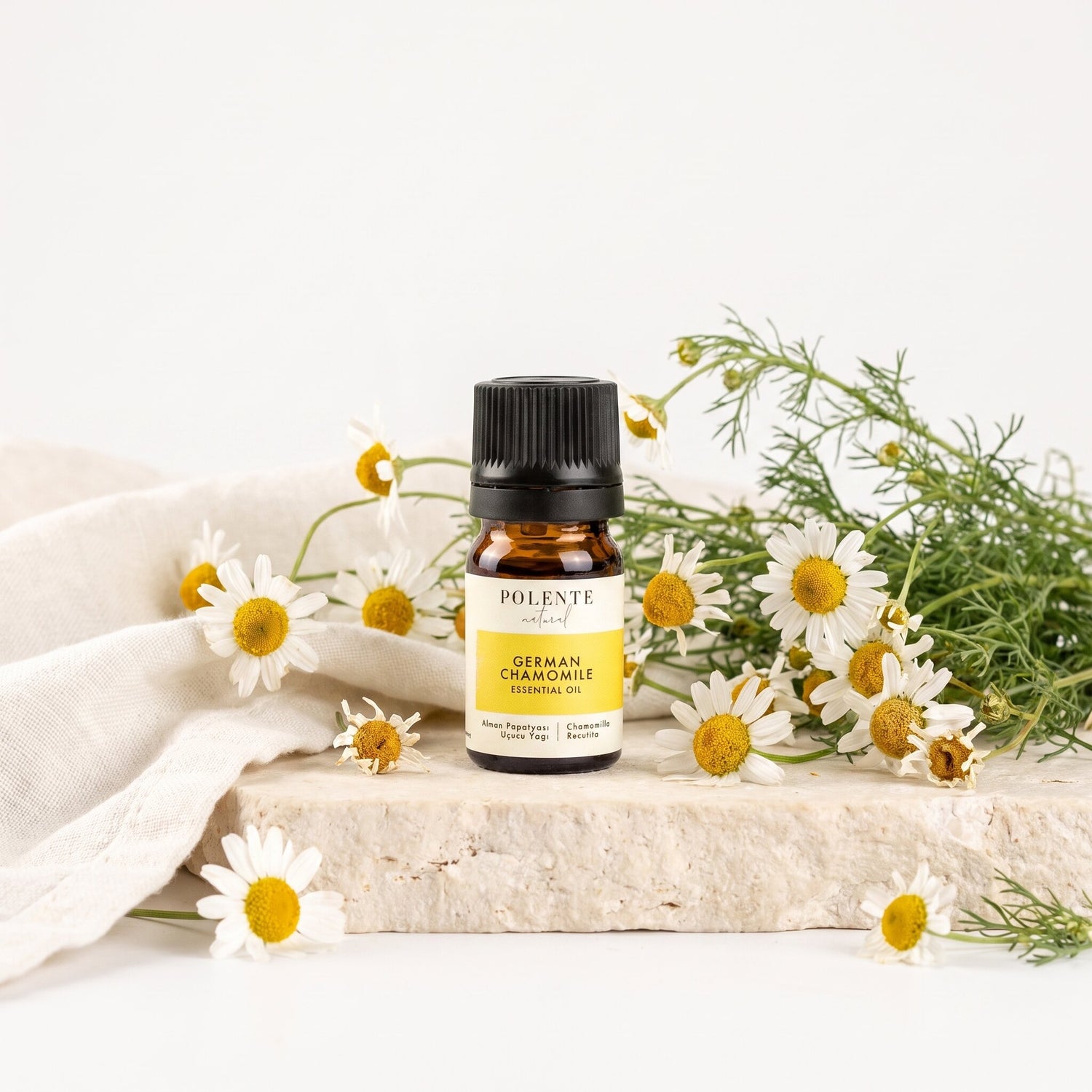 Papatya Uçucu Yağı 5 ml — papatya çiçekleriyle botanik konsept görseli