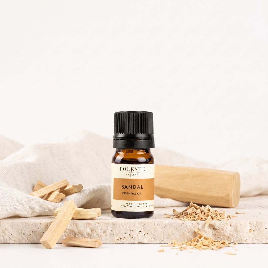 Sandal Uçucu Yağı 5 ml — sandal ağacı talaşı ve odunuyla botanik konsept görseli