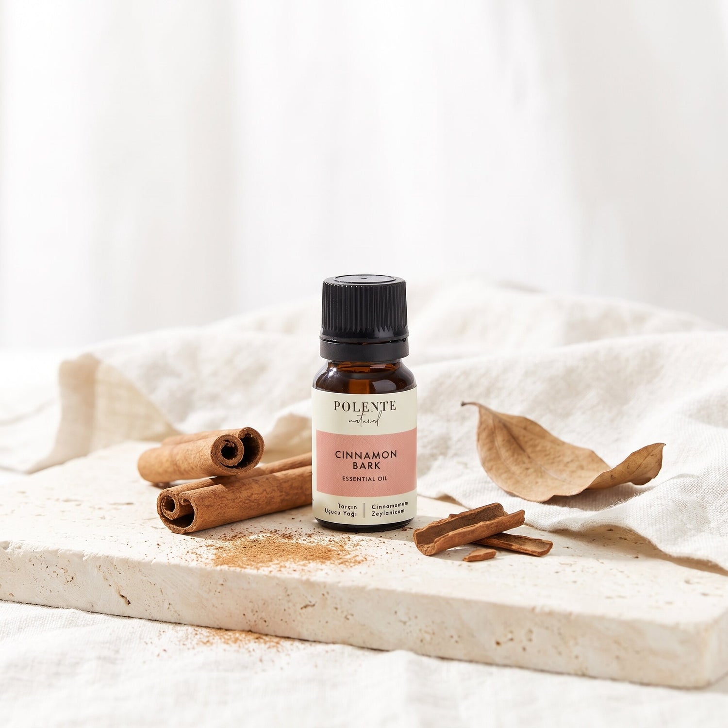 Tarçın Uçucu Yağı 10 ml — tarçın çubukları ve kabuğuyla botanik konsept görseli