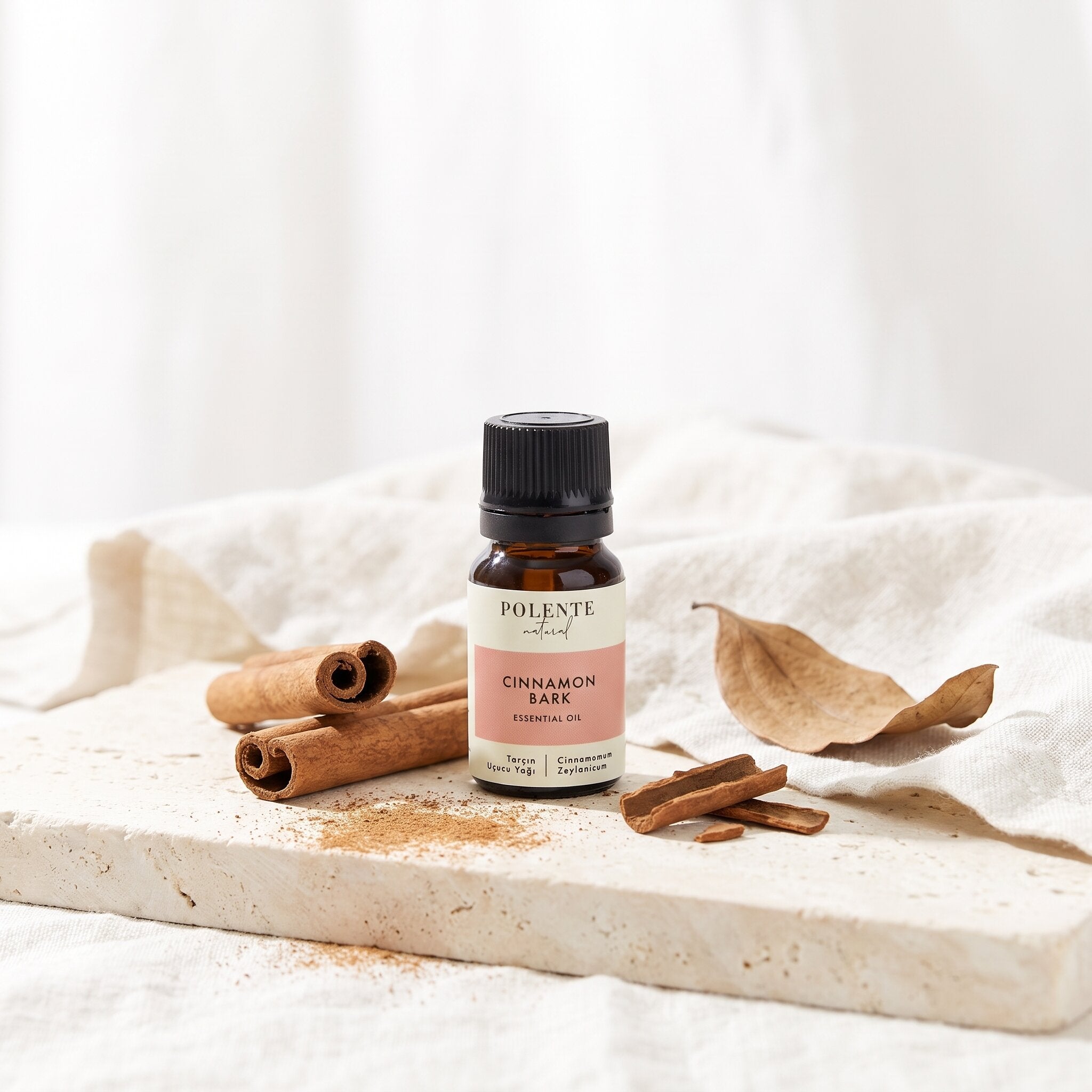 Tarçın Uçucu Yağı 10 ml — tarçın çubukları ve kabuğuyla botanik konsept görseli