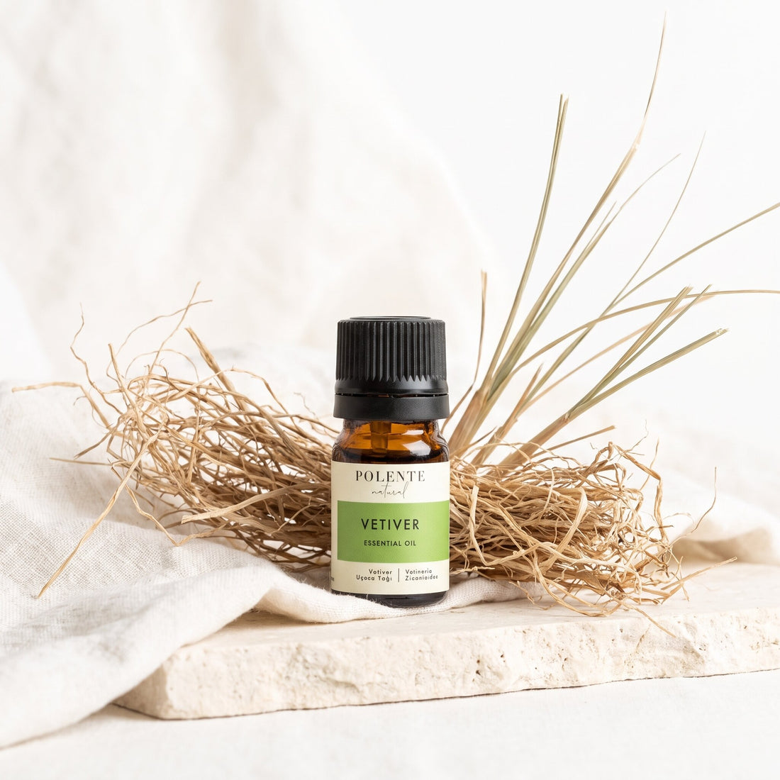 Vetiver Uçucu Yağı 5 ml — vetiver kökleri ve otlarıyla botanik konsept görseli