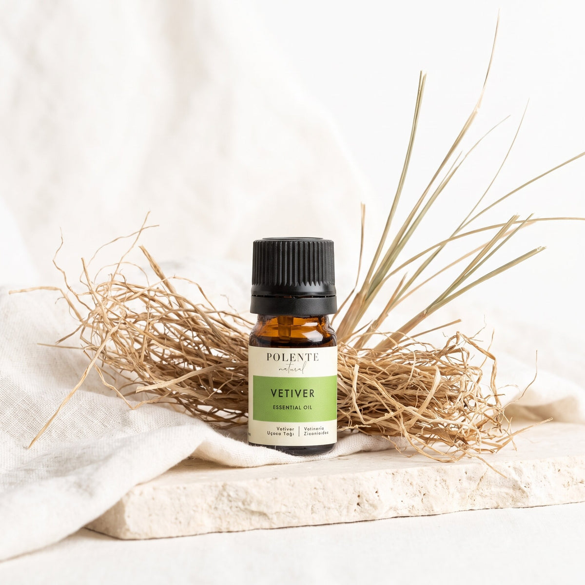 Vetiver Uçucu Yağı 5 ml — vetiver kökleri ve otlarıyla botanik konsept görseli
