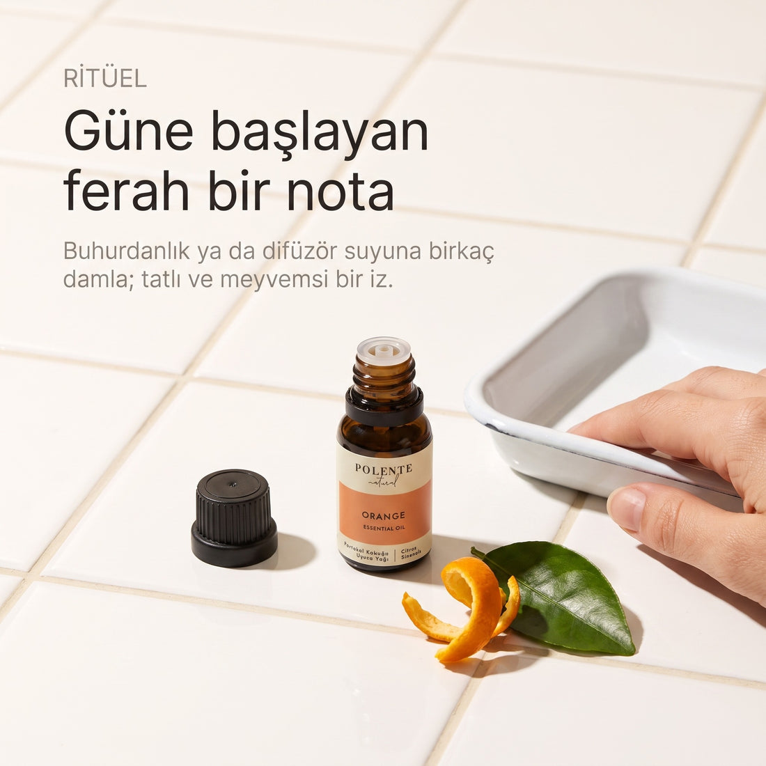 Portakal Kabuğu Uçucu Yağı 10 ml — buhurdanlık ritüeli, beyaz seramik yüzeyde açık şişe ve portakal kabuğu