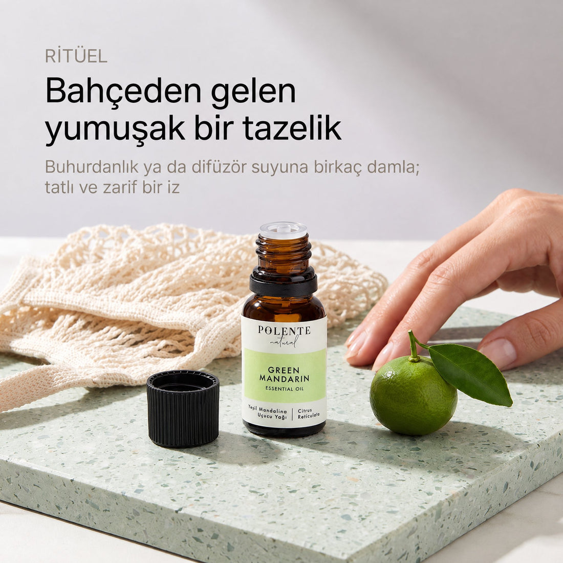 Yeşil Mandalina Uçucu Yağı 10 ml — buhurdanlık ritüeli, terrazzo yüzeyde açık şişe ve yeşil mandalina