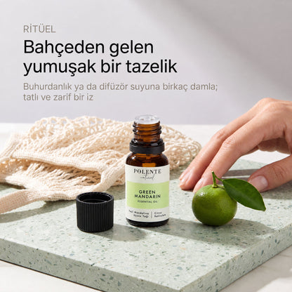 Yeşil Mandalina Uçucu Yağı 10 ml — buhurdanlık ritüeli, terrazzo yüzeyde açık şişe ve yeşil mandalina